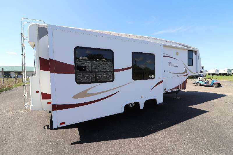 lot 1 image: 2010 Excel Winslow 31RLE Triple Slide-Out 5th Wheel NO RESERVE