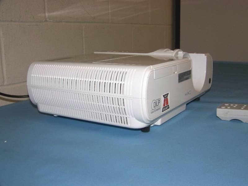 lot 17 image: Mitsubishi, XD221U, DLP Projector with Remote Control