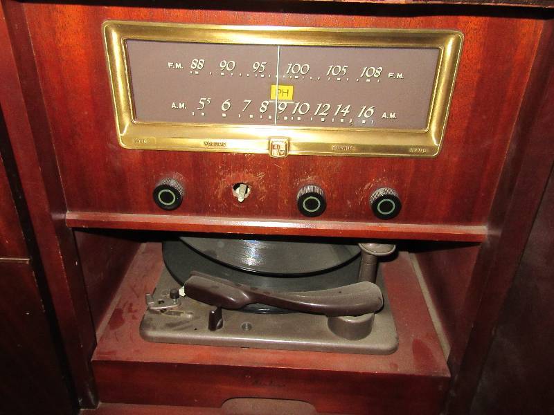 lot 14 image: Vintage Stereo with AM radio and Record player
