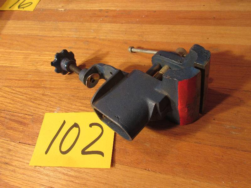 lot 102 image: Small Bench Vise