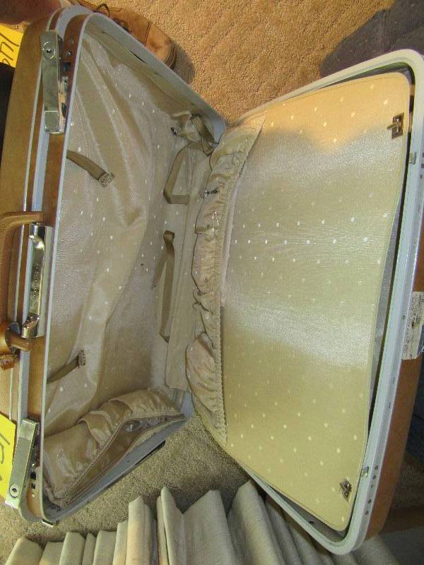 lot 150 image: 2 vintage suit cases, 1 carry on size with shoulder strap, brief case
