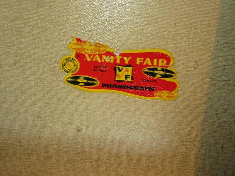 lot 7 image: Vintage Record Player.. Runs, but not sure about the sound