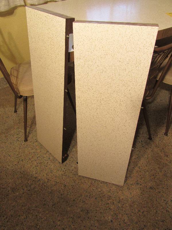 lot 3 image: Mid century Kitchen Table with 4 chairs and 2 leafs