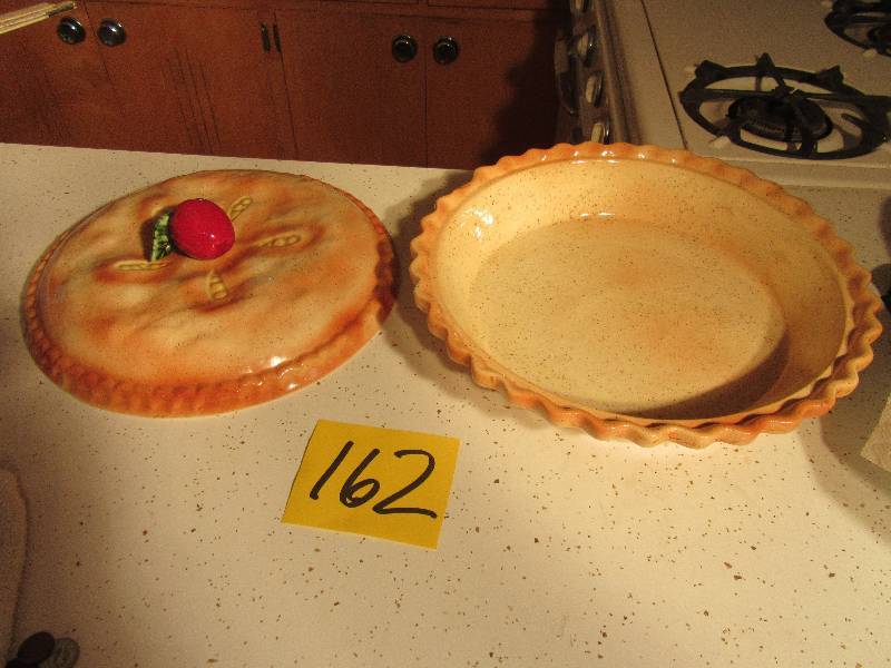 lot 162 image: Very nice porcelain Pie plate and cover