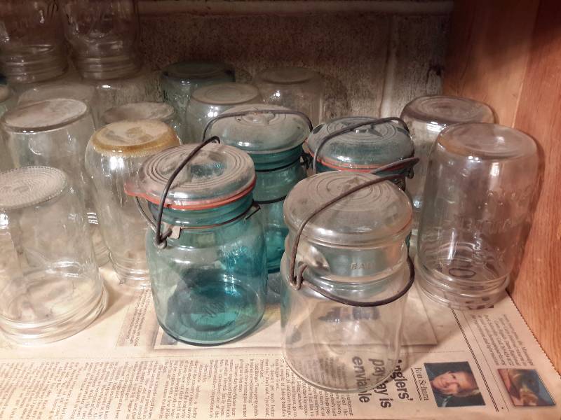 lot 106 image: Lot of canning jars and a few rings