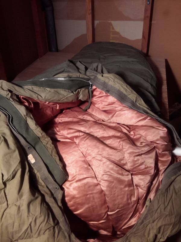 lot 118 image: Military down filled sleeping bag.. Looks clean and VERY WARM.  No tag with specs