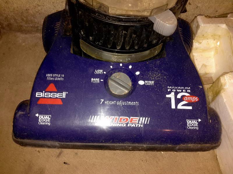 lot 142 image: Hoover hardwood floor scrubber.. Looks like it hasnt been used much.