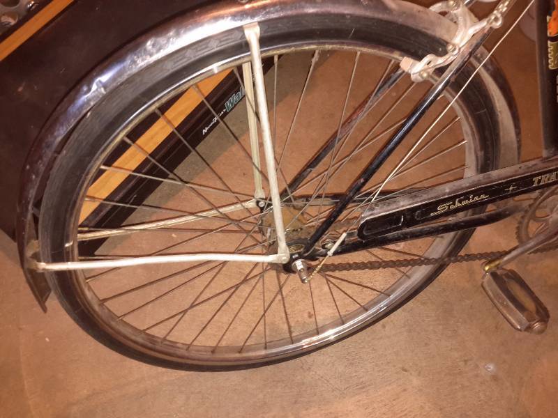 lot 147 image: Vintage SCHWINN TRAVELER 3 speed mens bike