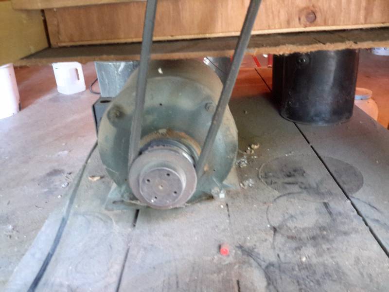 lot 8A image: Older model Band Saw..