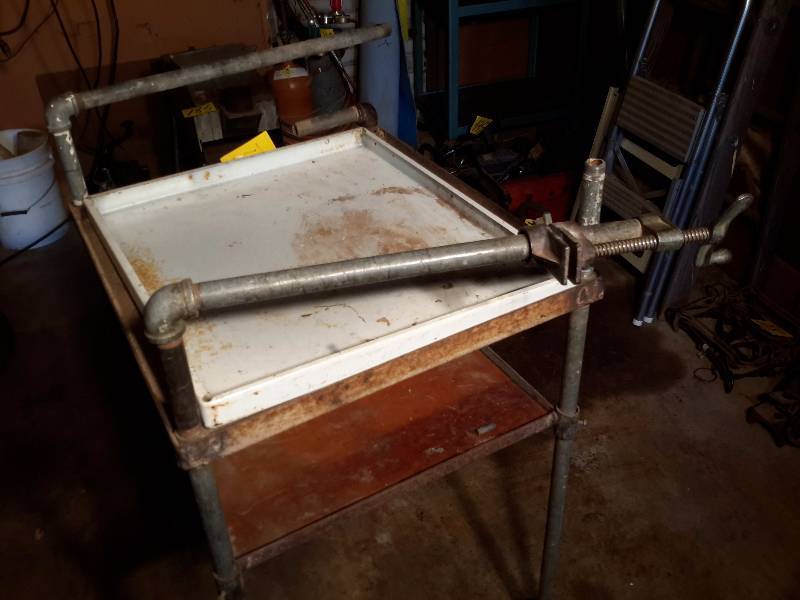 lot 176 image: Home made  work cart with built in clampvise.. Approx 18 in x 24in x 32in h. On wheels