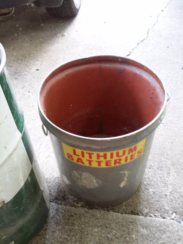 lot 195 image: 1, amoco oil can, 1 Texaco Barrel, 1 heavy EXTRA LARGE Size pail