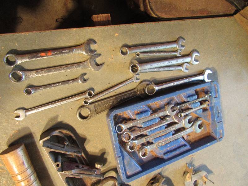lot 219 image: Misc. tools as shown.. Includes vintage plane, vintage grinder, hammer and more.. See the closeups. Some nice items in this.