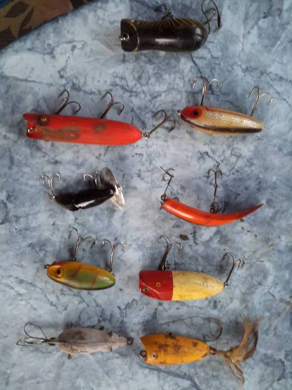 lot 301 image: Set of 9 vintage fishing lures