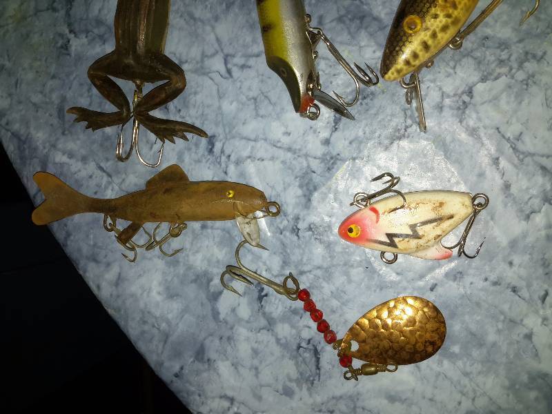 lot 303 image: Set of 11 Vintage fishing lures