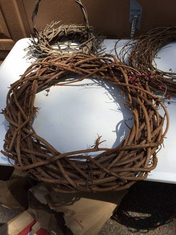 lot 15 image: Vintage Real Wood Twisted Twig 5 Wreaths - Very Nice Condition
