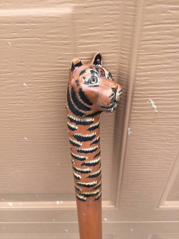 lot 43 image: Vintage Lion Tiger Head Walking Cane - Super Condition