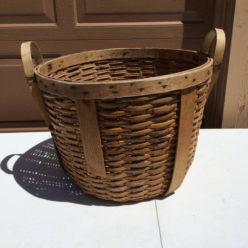 lot 38 image: VERY LARGE VINTAGE COLLECTIBLE BASKET WITH HANDLES - BEVERLY PURCHASED THIS OVER 40 YEARS AGO AT AN ANTIQUE STORE - GORGEOUS CONDITION FOR AGE