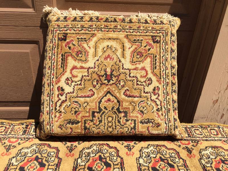 lot 39 image: GORGEOUS ANTIQUE RUG WITH A MATCHING CUSTOM MADE PILLOW - REALLY SUPERB CONDITION FOR AGE