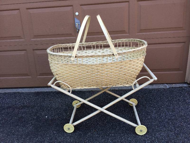 lot 40 image: ANTIQUE ROLLING BASKET STYLE BASSINET BABY CARRIAGE - SUPER CONDITION