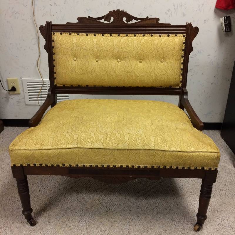 lot 49 image: STUNNING LITTLE ANTIQUE 1880S EASTLAKE CARVED WOOD SETTEE BENCH CHAIR FOYER BOUDOIR ON CASTERS - ORIGINAL EVERYTHING - FABRIC NEEDS CLEANING AND MINOR REPAIR