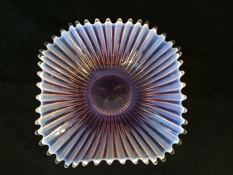 lot 57 image: Lovely Vintage Pink Ruffle Ribbed Glass Vase - Excellent Condition