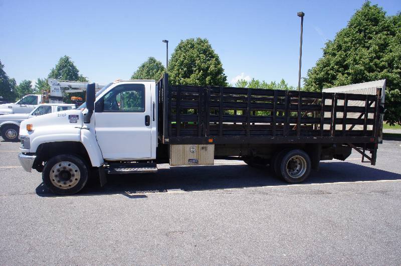 2005 GMC 4500 - 6.6 L - 18 FOOT STAKE BED - LIFT-GATE  TOMMY-GATE - JOBOX - POWER WINDOWS  LOCKS - AC WORKS -