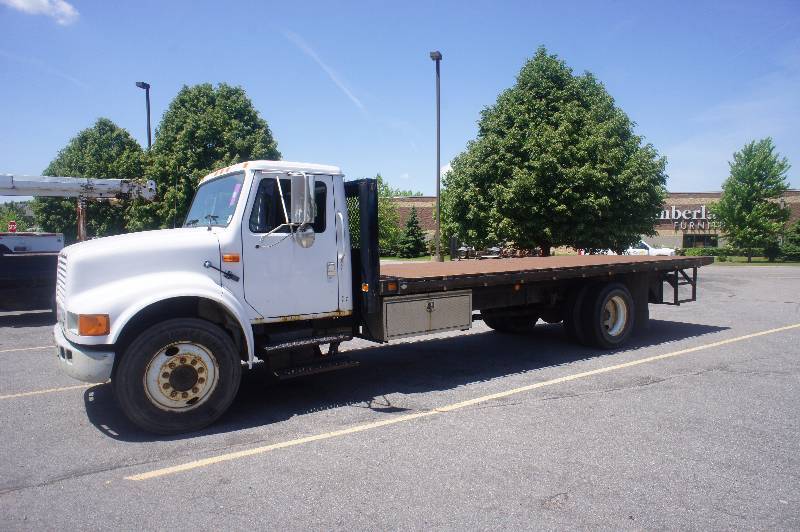 1993 INTERNATIONAL 4700 - 22 FOOT STAKE BED - MANUAL TRANSMISSION - DIESEL - AC WORKS
