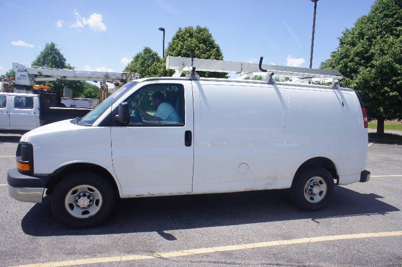 2009 CHEVY 3500 EXPRESS - VORTEC 4.8 L - PRIME DESIGN LADDER RACK - TOOL STORAGE - POWER LOCKS - AC WORKS