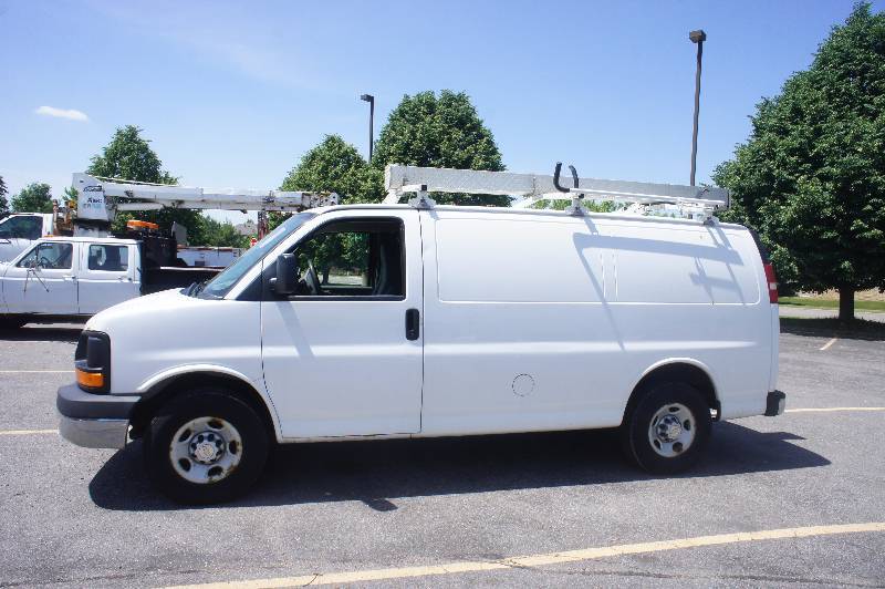 2009 CHEVY 3500 EXPRESS - VORTEC 4.8 L - PRIME DESIGN LADDER RACK - TOOL STORAGE - POWER LOCKS - AC WORKS