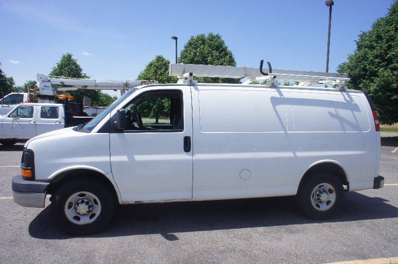 2009 CHEVY 3500 EXPRESS - VORTEC 4.8 L - PRIME DESIGN LADDER RACK - TOOL STORAGE - POWER LOCKS - AC WORKS