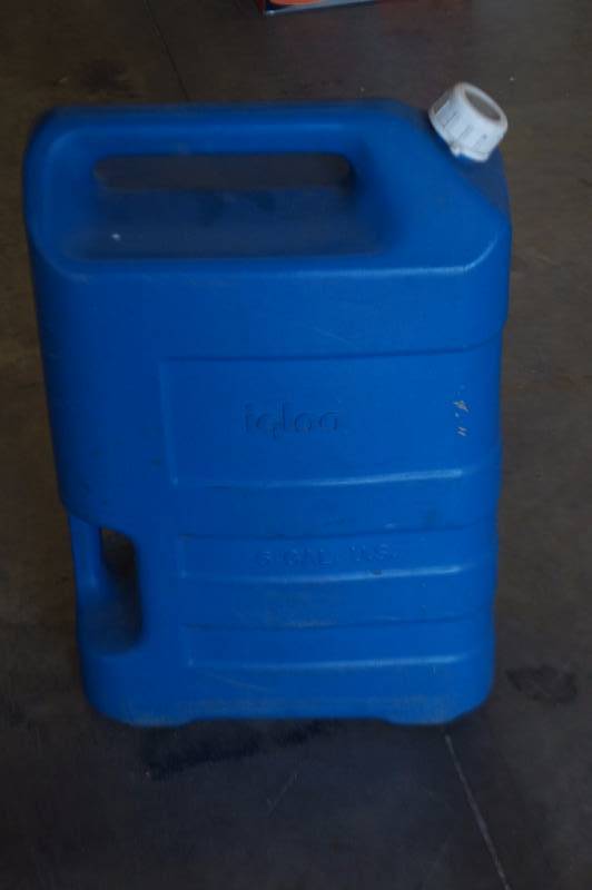 lot 14 image: Igloo Water Jug