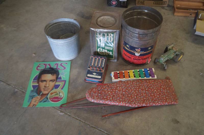 lot 18 image: Collector Tins, John Deere Tractor