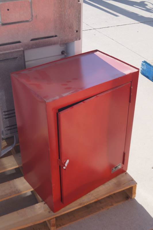 lot 34 image: Metal Cabinet