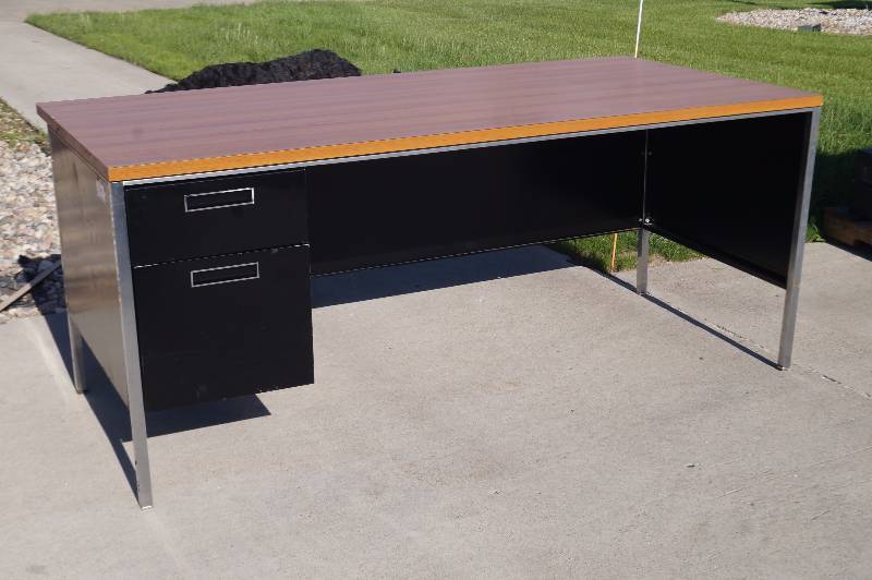 lot 35 image: Office Desk