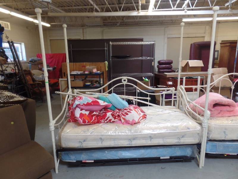 CANOPY DAYBED WITH POP-UP TRUNDLE AND BEDDING