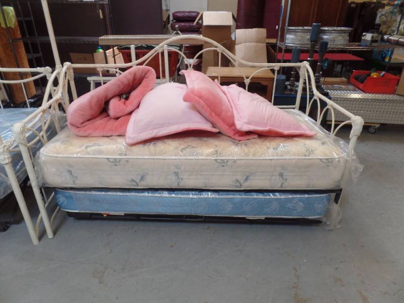 DAYBED WITH POP-UP TRUNDLE AND BEDDING