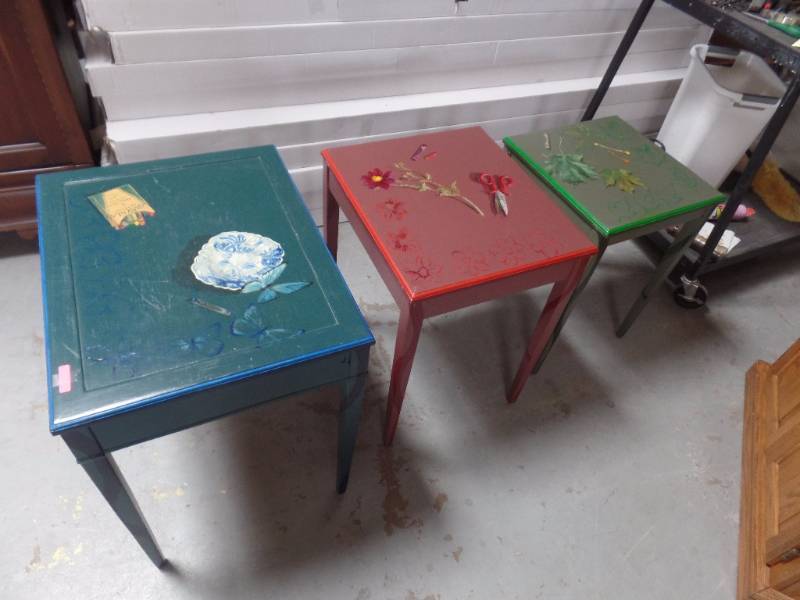 DECORATIVE NESTING TABLES
