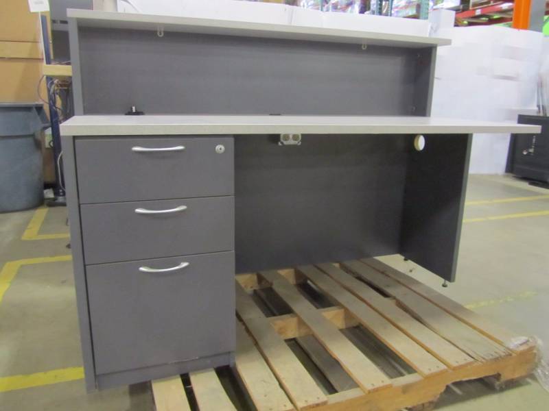 lot 18 image: Three H furniture reception desk- 61 12 x 32 x 42 12 (h)
