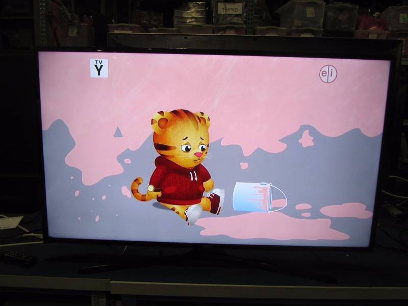 lot 28 image: Samsung UN50J5000 50-Inch 1080p LED TV (2015 Model)