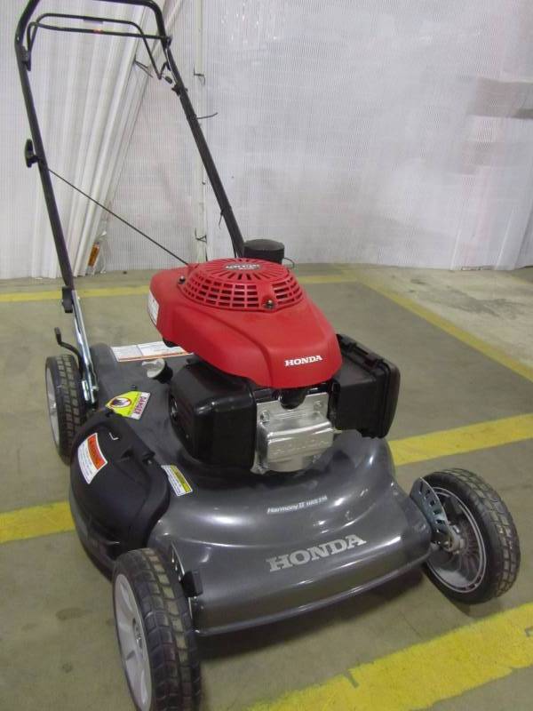 lot 4 image: Honda 21 in. Single Speed Gas Self Propelled Mower