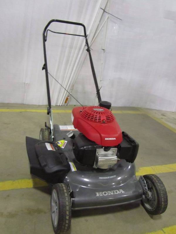 lot 5 image: Honda 21 in. Single Speed Gas Self Propelled Mower