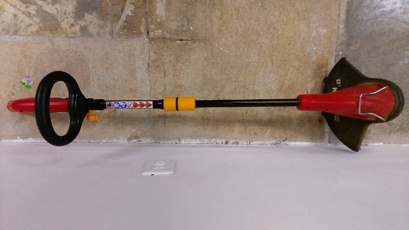 lot 75 image: Homelite UT4110 Electric Weed Trimmer