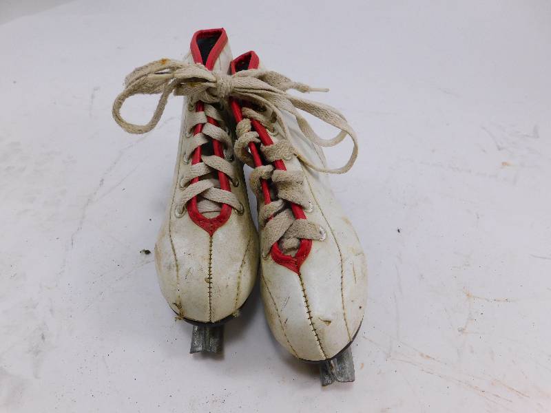 lot 58 image: Vintage Beginner Ice Skates Childs Size 10