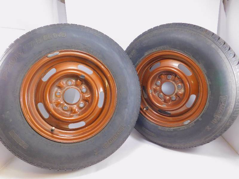 lot 10 image: (2) Chevy Rally Rims wTires - 2057514