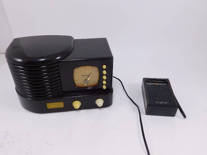 lot 35 image: (2) Vintage Radios