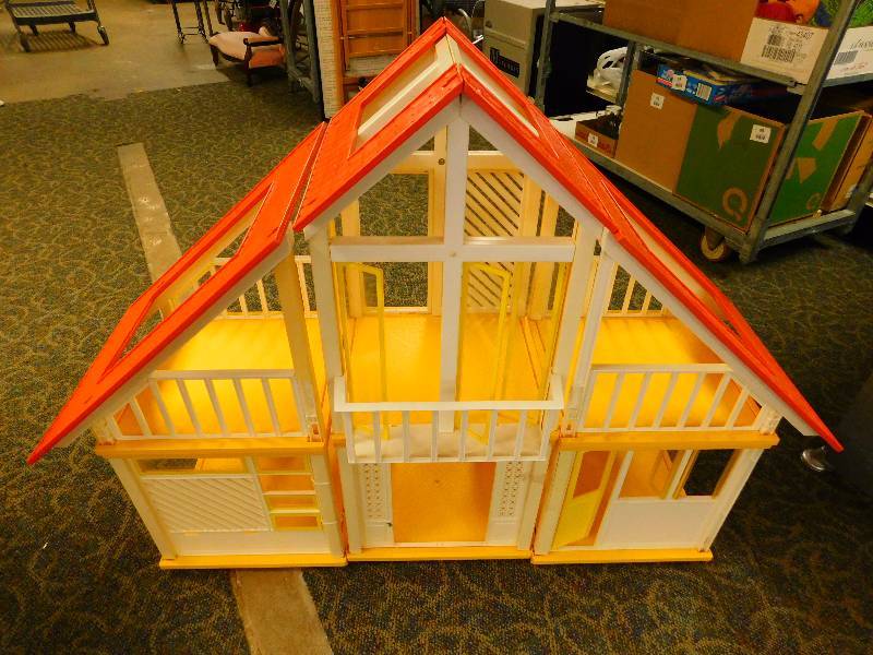 lot 81 image: Vintage Doll House
