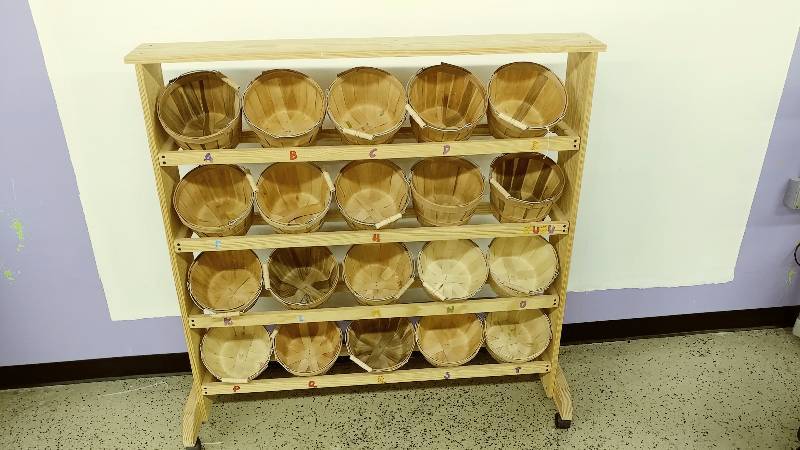 lot 23 image: 20 Basket Wooden Display