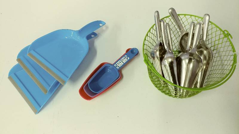 lot 34 image: Assortment of Plastic and Metal Scoops