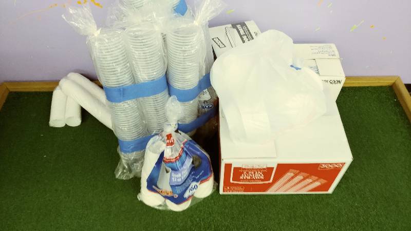 lot 30 image: Various Disposable Serve ware