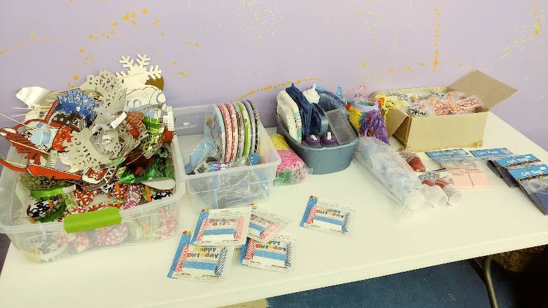 lot 37 image: Party Supplies